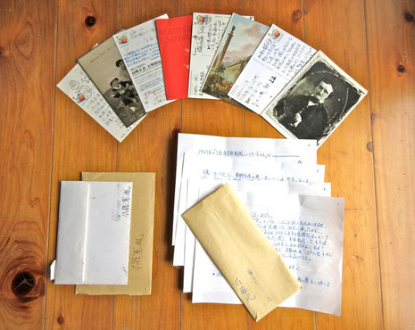 佐藤さんから来たこれまでの手紙と葉書(右下:受賞後の今回の手紙)