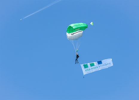 Kai Gießelmann beim Flaggensprung mit der vita nova Flagge.