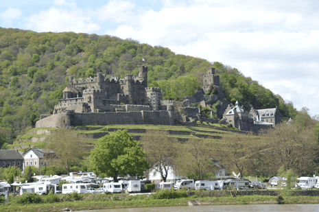 Voordat we het Binger Loch naderden, zagen we op de westelijke oever Burg Reichenstein, die schitterend tegen de berg is aangebouwd.