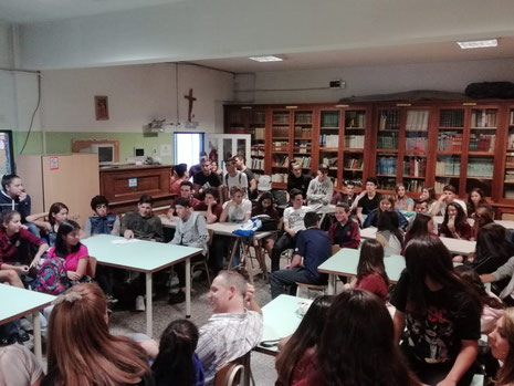 Se llena la biblioteca con viejos y nuevos miembros del Grupo Misionero en su primera reunión, en la que se explican los objetivos del año.