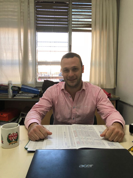 Esteban Cilia, en la oficina donde realiza su actividad como preceptor junto a su taza de Talleres.
