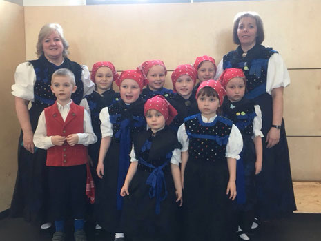 Unsere kleine Abordnung beim Kinder- und Jugendtanzfest in Lauterbach mit ihren Tanzleiterinnen Gudrun Pfeifle und Marion Reich 