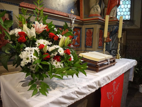 Der Altar der Mengeringhäuser Kirche - für das Fest der Konfirmation geschmückt.