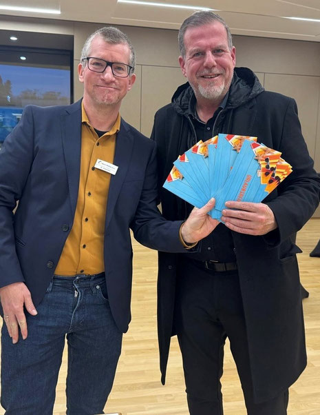 Der Vorsitzende des Kreisverbands Kinderschutzbund Hockenheim und Umgebung, Ralph Adameit (links) bei der Übergabe der Aquadrom-Gutscheine an den Hockenheimer Oberbürgermeister Marcus Zeitler.