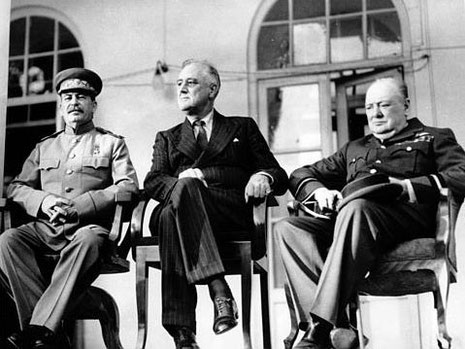 Der sowjetische Diktator Stalin, US-Präsident Roosevelt und der britische Premierminister Churchill auf der Konferenz von Teheran 1943.