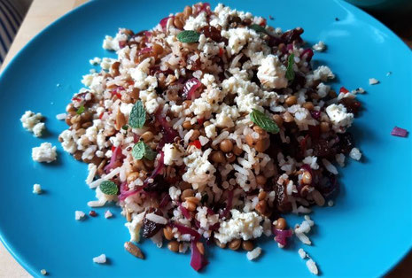 Salade van rijst, rozijnen, noten en feta