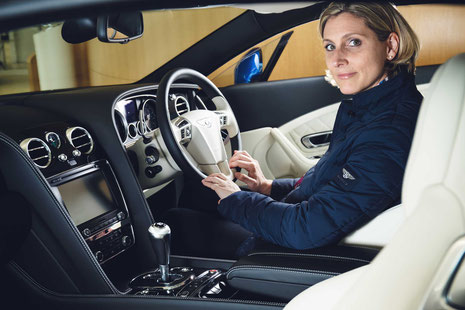 Karin Schilcher sitzt am Lenkrad des Bentley Continental GT