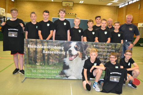 Der Nachwuchsbereich des VfL mit Hundetrainer Rudi Hoppe (mittlere Reihe rechts).