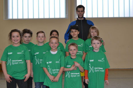 Die Kinder der TT-AG mit Trainer Florian Felke.