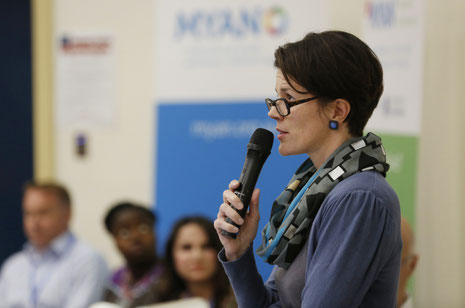 Dr. Alexandra Leipold stellt die Arbeit der KAUSA-Servicestelle Bonn/Rhein-Sieg bei der Konferenz in Melbourne vor.