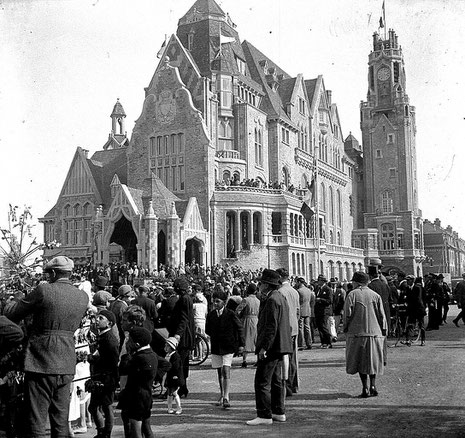 La foule rassemblée devant l'hôtel de ville, le jour de son inauguration, le 27 juin 1931