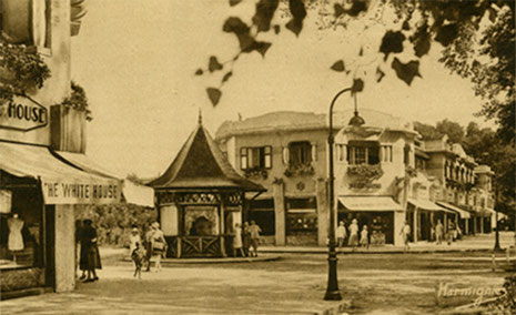 L'avenue du Verger en 1930 avec le kiosque de distribution de l'eau minérale de la source de Rombly