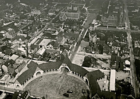 Vue aérienne ancienne du marché du Touquet-Paris-Plage, en forme de demi-lune