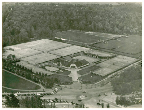 Vue aérienne du centre tennistique Pierre de Coubertin, après l'agrandissement de 1964