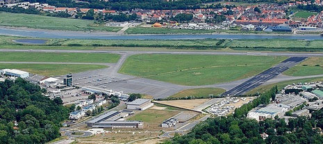 Vue aérienne du secteur de l'aéroport du Touquet-Paris-Plage: à gauche la tour de contrôle et l'aérogare, au centre le nouveau collège, construit à l'emplacement de l'ancienne "petite piste"