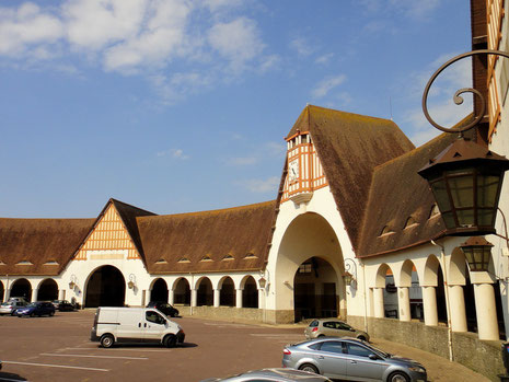 Le déploiement du marché couvert autour de la place, en forme de demi-lune