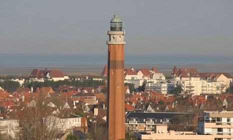 Un phare dans la ville