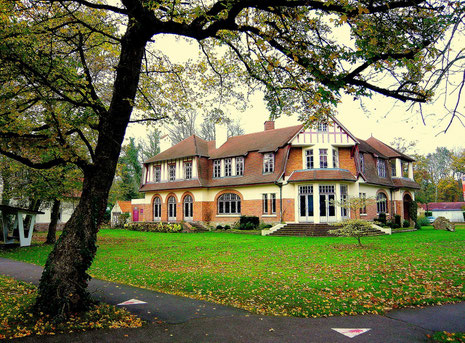 La villa Way Side devenue musée d'arts, sur le circuit pédestre forestier de la "feuille de chêne", au coeur de la forêt résidentielle du Touquet-Paris-Plage