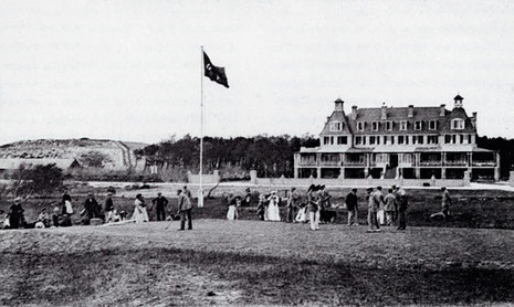 Le départ du trou N°1 devant l'Hôtel du Golf en 1910, devenu le Manoir Hôtel