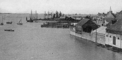 Le port d'Etaples au début du XXème siècle à l'heure de pleine mer