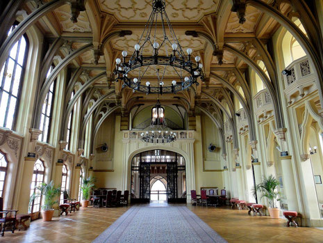 La salle d'honneur de l'hôtel - perspective vers la grille d'honneur de l'entrée