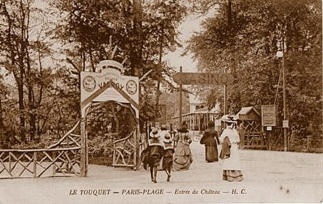 L'entrée du parc du château menant vers le Casino et l'entrée du parc thermal de la source Valroy créé à partir de l'eau de Rombly, dans les années 1900 - image historique du Touquet-Paris-Plage
