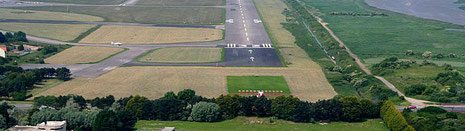 La piste de l'aéroport du Touquet-Paris-Plage : longueur 2000m, alongée de plus de 500m entre 1957 et 1966