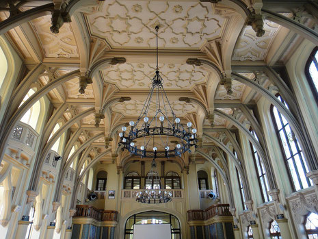 L'impressionnant plafond de la salle d'honneur, d'influence Tudor, entièrement orné de stuc