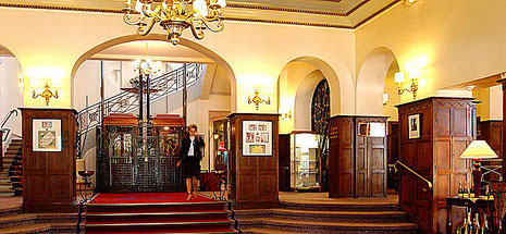 Le hall de l'hôtel Westminster et l'élégante cage de son ascenseur