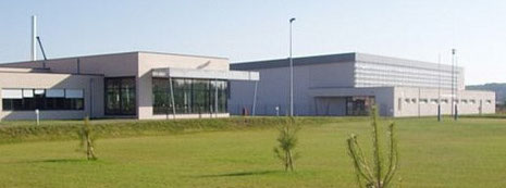 Les installations du collège Maxence van der Meersch du Touquet : à gauche la cantine, à droite la salle des sports, devant le terrain de rugby