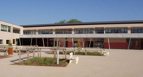 L'aile de l'enseignement général du collège du Touquet et l'aile de l'enseignement spécialisé (à gauche), forment un V protégeant du vent et rappelant le passé aviateur des lieux