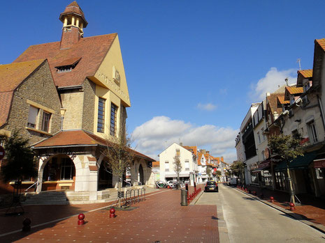 La perspective de la rue de Metz, avec la façade principale de la poste, aujourd'hui seconde artère commerçante du Touquet-Paris-Plage