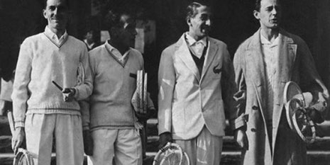 Le quarto des champions des années 1920 -1930 surnommé " les quatre mousquetaires", de gauche à droite : Jean Borotra, Henri Cochet, René Lacoste, Jacques Brugnon