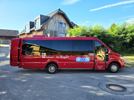 roter Kleinbus mit SMS Flughafentransfer-Logo
