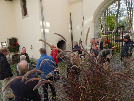 Paul Bruckmann begrüßte die Gäste vor Pauls Mehlstübla in Lonnerstadt.