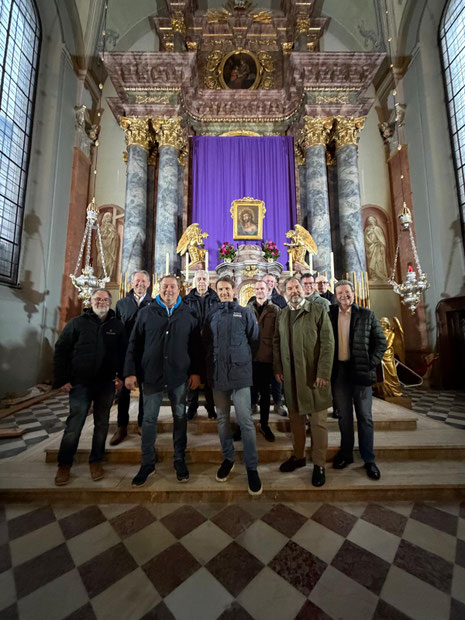 Vor dem Altar der Klagenfurter Stadtpfarrkirche (v.l.): Alexander Gstraimer, Vizepräsident Georg Ebner, Günther Kleinszig, Präsident Harry Raffer, Mario Samitz, Wolfgang Gallent, Bernd Uitz, Michael Steiner, Gerald Gaber, Gerfried Achatz u. Benno Schollum