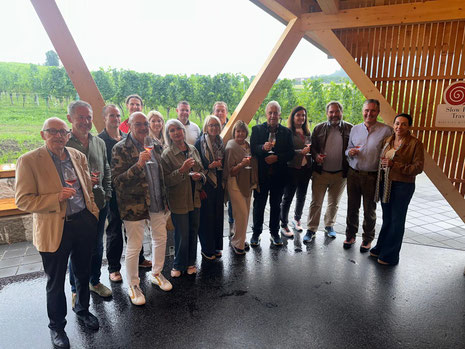 Auf dem idyllischen Kärntner Weingut Candussi: Gruppenbild mit Mitgliedern des „Club 41 Wörthersee“, Funktionären, Gästen und charmanter Damenbegleitung. Foto: Privat