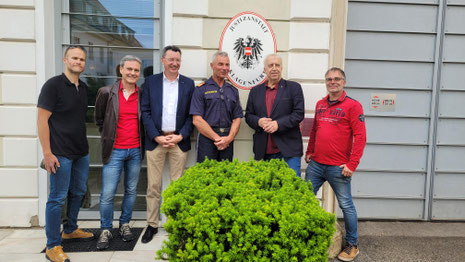 Gruppenbild mit Justizwache-Anstaltsleiter nach einer nicht alltäglichen Führung (v. l.): Präsident Wolfgang Gallent, Stefan Linder, Simon Grasser, Oberst Josef Gramm, Harald Raffer und Alexander Gstraimer. Foto: Sieglinde Raffer