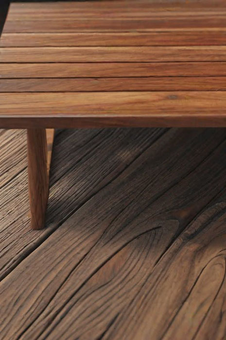 Teakmöbel bringen Stil, Langlebigkeit und Natürlichkeit in Ihr Zuhause oder den Garten. Setzen Sie zeitlose Akzente mit hochwertiger Handwerkskunst.