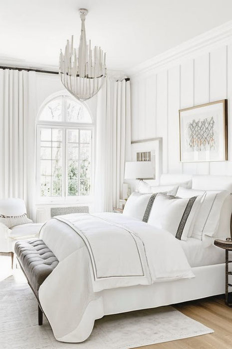 Entdecken Sie Ideen für Schlafzimmer in Weiß und schaffen Sie eine ruhige, zeitlose Atmosphäre. Finden Sie Inspiration für verschiedene Einrichtungsstile und praktische Tipps.