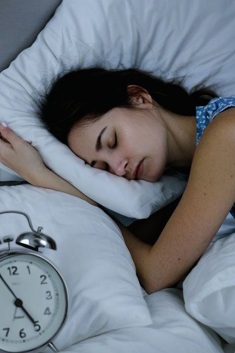 Stärken Sie Ihr Immunsystem nachhaltig durch guten Schlaf. Erfahren Sie, wie Schlafqualität und wohltuende Rituale Ihre Gesundheit fördern.