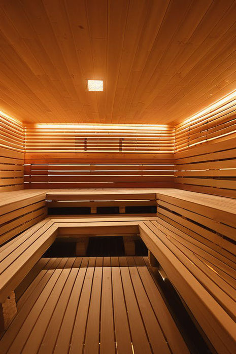Erfahren Sie, wie Sie die Sauna im Hotel richtig nutzen. Tipps zu Vorbereitung, Saunaregeln, Erholung und Wellness für nachhaltige Entspannung und Gesundheit.