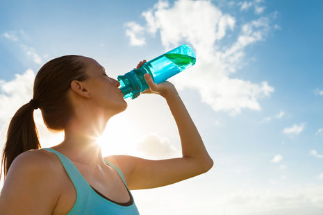 Erfahren Sie, was Wasserstoffwasser wirklich bringt und wie es Ihre Gesundheit und Ihr Wohlbefinden verbessern kann. Entdecken Sie die Vorteile und Integration in den Alltag.