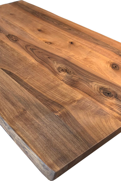 Walnuss überzeugt im Möbelbau mit edler Optik, einzigartiger Maserung und hoher Haltbarkeit. Entdecken Sie stilvolle Möbel aus diesem besonderen Holz.