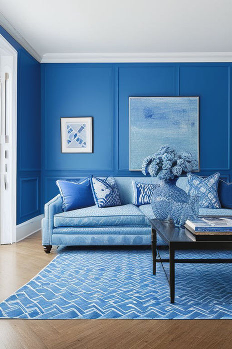 Entdecken Sie, wie Blau Ihr Zuhause beruhigend und modern wirken lässt. Erfahren Sie, wie Sie die Farbe gezielt und stilvoll einsetzen.