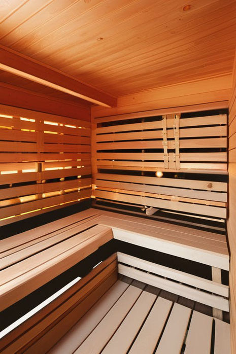 Sauna im Keller bietet Komfort und Privatsphäre, verlangt aber sorgfältigen Feuchteschutz. Tipps für Bau, Technik und effektive Maßnahmen gegen Schäden.
