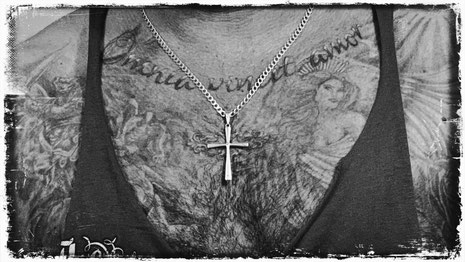 Tattoo Glauben Religion Männerbrust