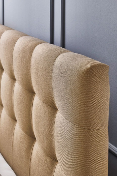 Das Boxspringbett 340x220 bietet extra viel Platz und Komfort für Familien, individuell konfigurierbar mit hochwertigen Bezügen und flexiblen Extras.