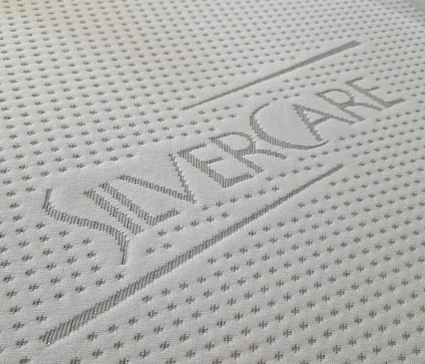 Entdecken Sie den Silvercare Topper-Bezug für das Boxspringbett Rockstar: hygienisch, hypoallergen, atmungsaktiv und perfekt für erholsamen Schlaf.