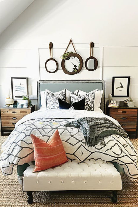 Rustic Chic im Schlafzimmer kombiniert helle Farben, organische Formen und natürliche Materialien. Dieser Trend sorgt für moderne Gemütlichkeit und zeitlose Eleganz.